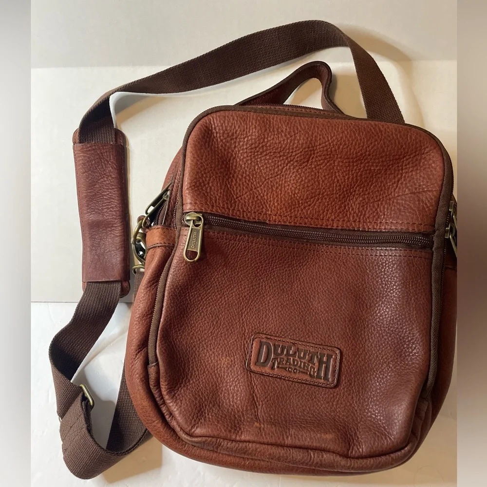 Duluth Trading Co Lifetime Leather Travel Bag Multi Zip Pocket Crossbody Brown